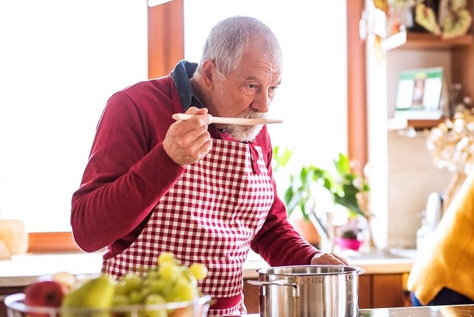 man cooking a healthy diet
